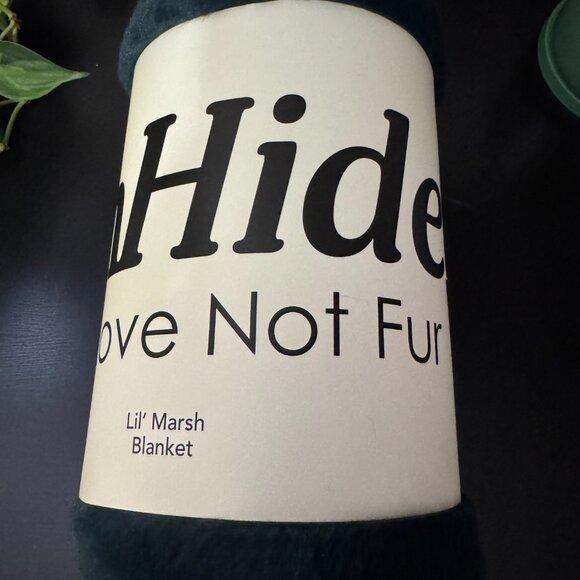 UnHide Little Marsh Faux Fur Blanket Emerald Kitten New With Tags - Picture 2 of 2